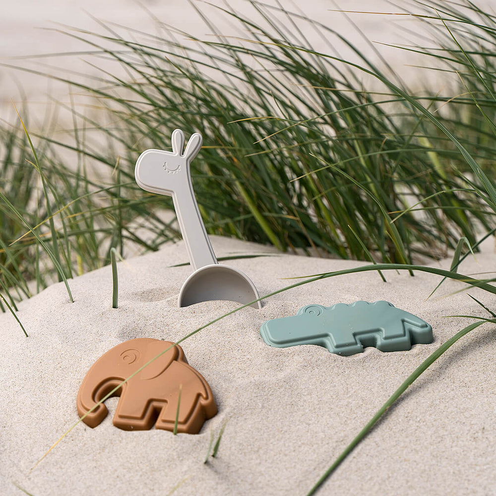 Met de Done by Deer strandset deer friends colour mix is je stranduitje een succes. De 3 zandspeeltjes zorgen voor urenlang speelplezier op het strand en de zandbak. Schep en twee mallen. VanZus.