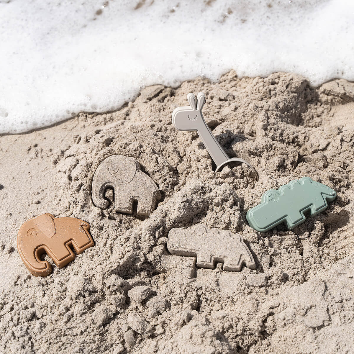 Met de Done by Deer strandset deer friends colour mix is je stranduitje een succes. De 3 zandspeeltjes zorgen voor urenlang speelplezier op het strand en de zandbak. Schep en twee mallen. VanZus.
