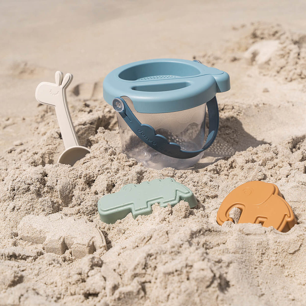 Met de Done by Deer strandset deer friends blue mix is je stranduitje een succes. De 5 zandspeeltjes zorgen voor urenlang speelplezier op het strand en de zandbak. Emmer, schep, zeef en mallen. VanZus.
