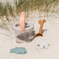 Met de Done by Deer strandset deer friends sand mix is je stranduitje een succes. De 5 zandspeeltjes zorgen voor uren speelplezier op het strand en in de zandbak. Emmer, schep, zeef en mallen. VanZus.