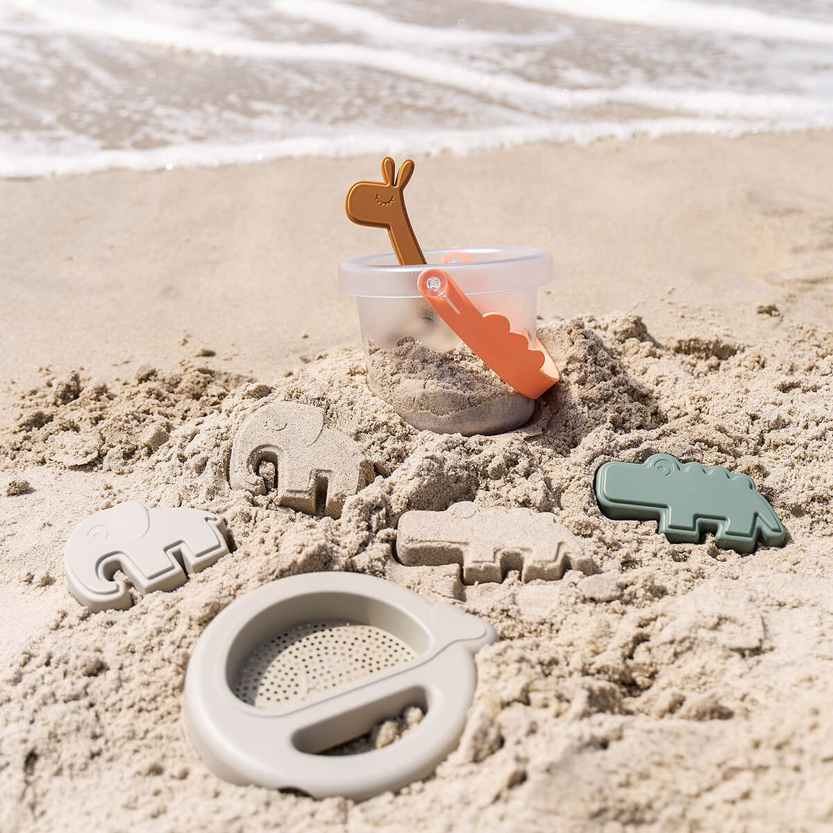 Met de Done by Deer strandset deer friends sand mix is je stranduitje een succes. De 5 zandspeeltjes zorgen voor uren speelplezier op het strand en in de zandbak. Emmer, schep, zeef en mallen. VanZus.