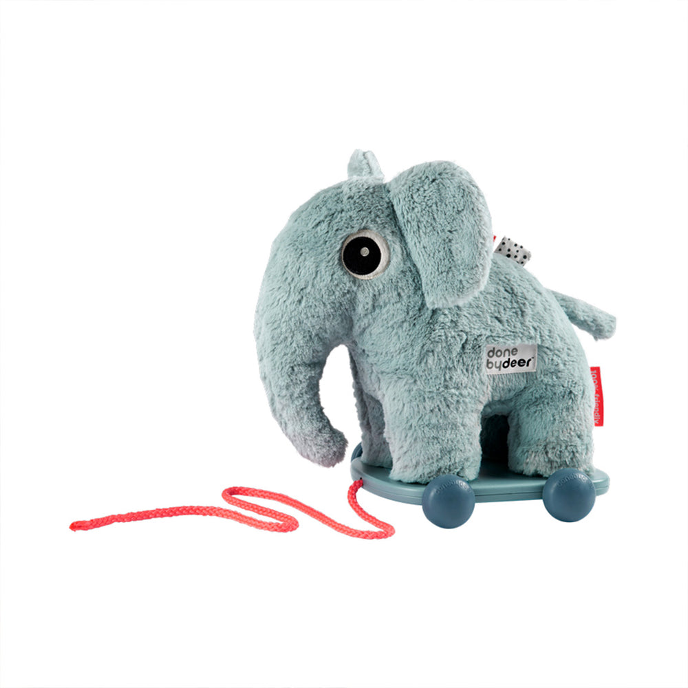 De Done by Deer trekdier Elphee blue moedigt je kleintje aan de eerste stapjes te zetten. De olifant knuffel is altijd klaar voor een uitje! Het trekdier op wielen volgt je peuter door het huis. VanZus.