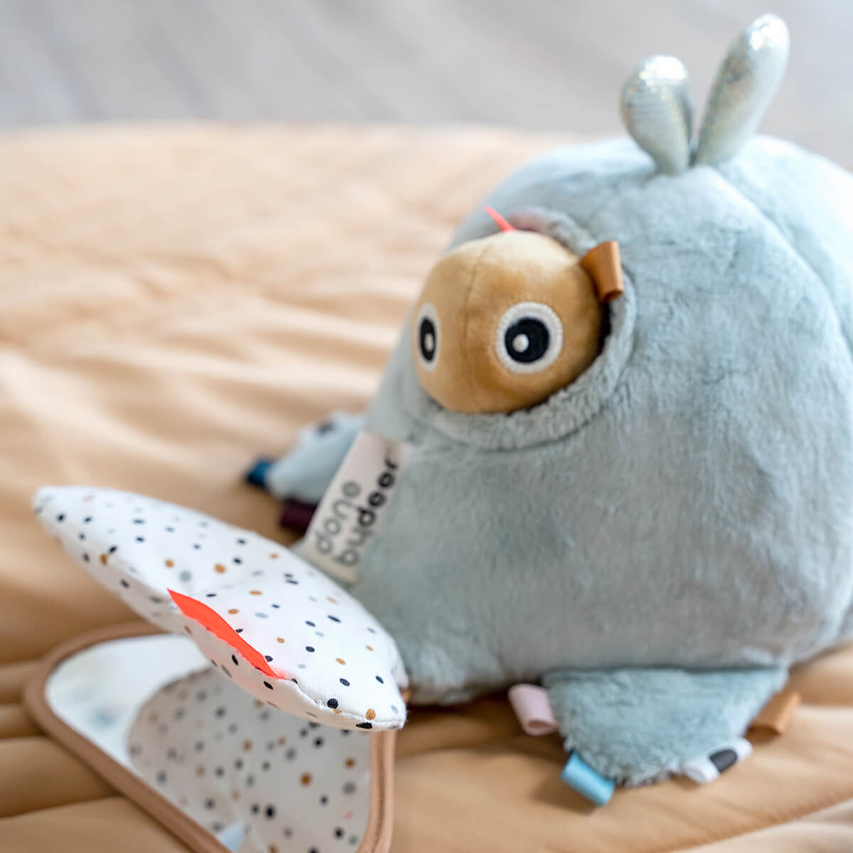 Het Done by Deer verstoppertje activiteitenspeeltje Wally is gek op verstoppertje spelen. De 3 kleine visjes verstoppen zich snel in Wally! Walvis met spiegeltje en textuur voor peuters. VanZus.