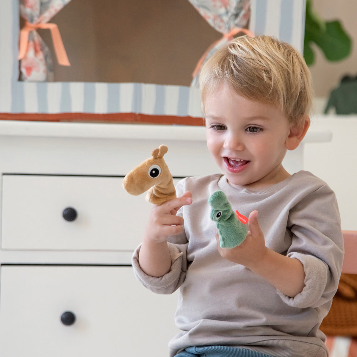 Deze Done by Deer vingerpoppen 3-pack deer friends is een geweldige manier om de fantasie van je kind te ontwikkelen. De deer friends helpen je om je eigen sprookjes en verhalen te verzinnen. VanZus.