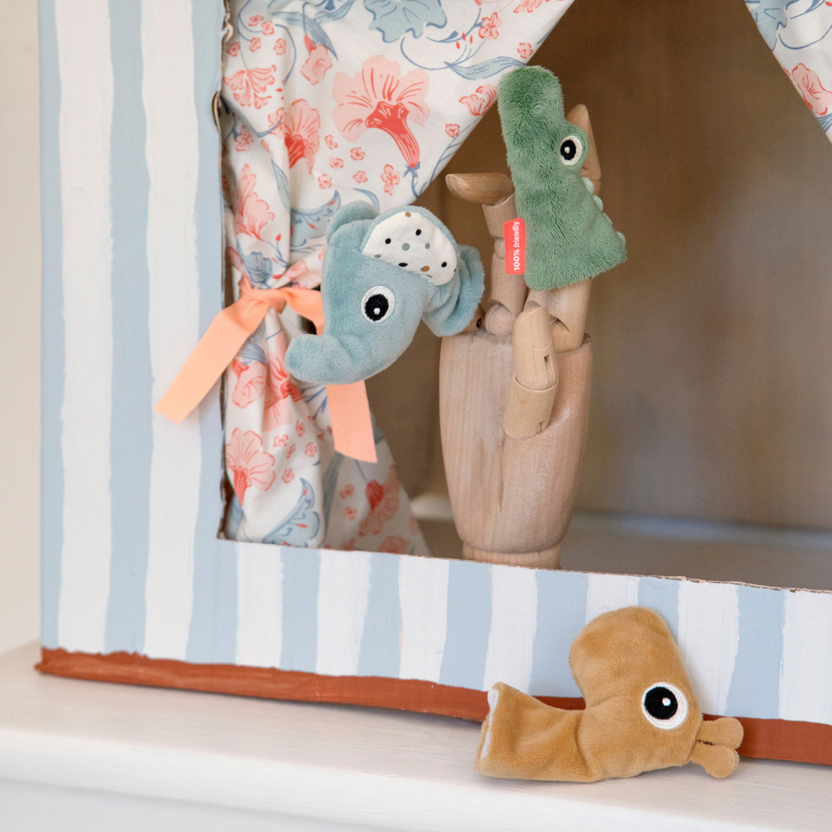 Deze Done by Deer vingerpoppen 3-pack deer friends is een geweldige manier om de fantasie van je kind te ontwikkelen. De deer friends helpen je om je eigen sprookjes en verhalen te verzinnen. VanZus.