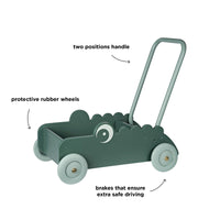 De leuke Done by Deer loopwagen croco green moedigt je kleintje aan de eerste stapjes te zetten. Deze stoere krokodil loopkar is klaar voor een uitje! Neem je favoriete speelgoed mee wandelen. VanZus.
