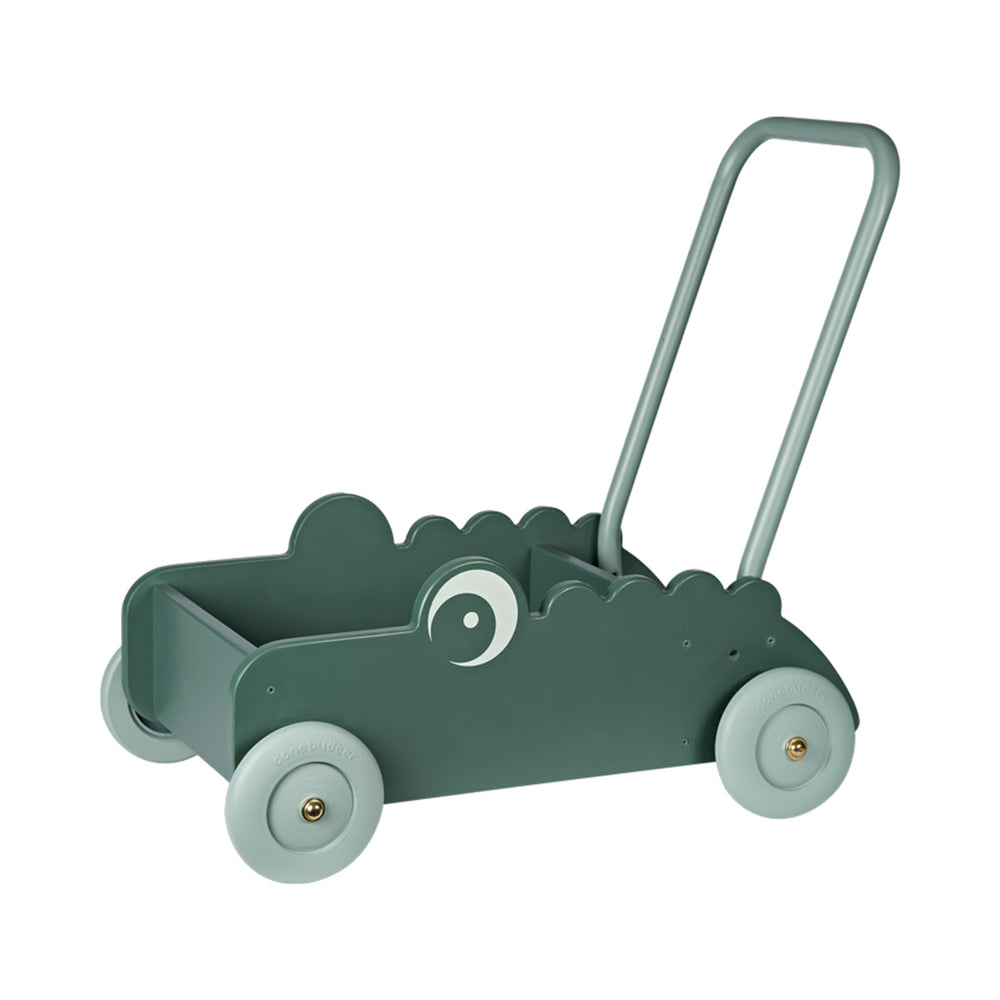 De leuke Done by Deer loopwagen croco green moedigt je kleintje aan de eerste stapjes te zetten. Deze stoere krokodil loopkar is klaar voor een uitje! Neem je favoriete speelgoed mee wandelen. VanZus.