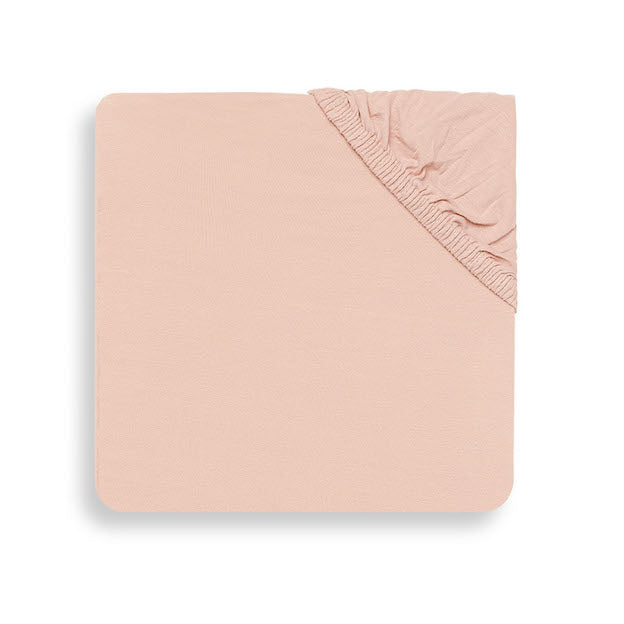 Maak het bedje compleet met het hoeslaken pale pink (roze) van Jollein. Het hoeslaken beschermt het matrasje van de wieg of het bedje. De stof is heerlijk zacht. Gebroken nachten zullen dus niet aan het hoeslaken te wijten zijn. 