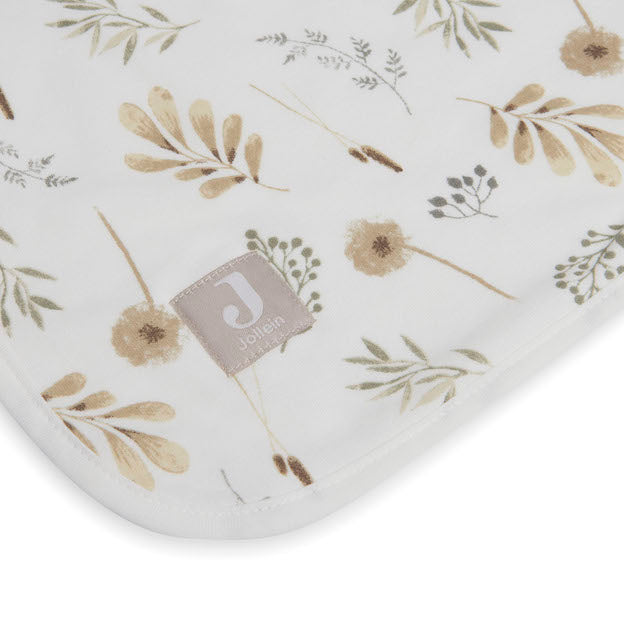 De wiegdeken jersey 75x100cm wildflowers van Jollein is een heerlijke en vrijwel altijd van pas komende deken! Het katoenjersey is heerlijk zacht voor de gevoelige huid van je baby. De deken ook heel geschikt als wikkeldoek of om je kleintje mee toe te dekken. De deken heeft een stijlvolle print met bloemen.