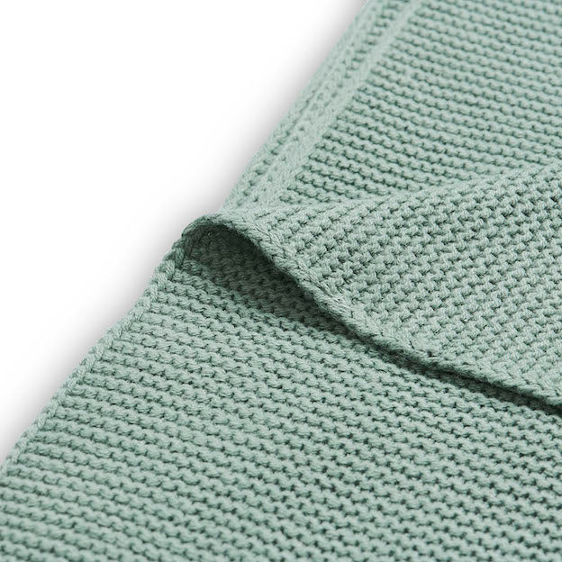 Hoe fijn is deze gebreide ledikantdeken 100x150 cm basic knit forest green van Jollein. Het dekentje is gemaakt van katoen en acryl, waardoor deze lekker zacht is. Een fijne deken voor het ledikant of onderweg. 