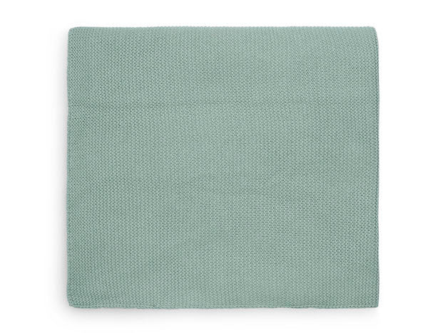 Hoe fijn is deze gebreide ledikantdeken 100x150 cm basic knit forest green van Jollein. Het dekentje is gemaakt van katoen en acryl, waardoor deze lekker zacht is. Een fijne deken voor het ledikant of onderweg. 