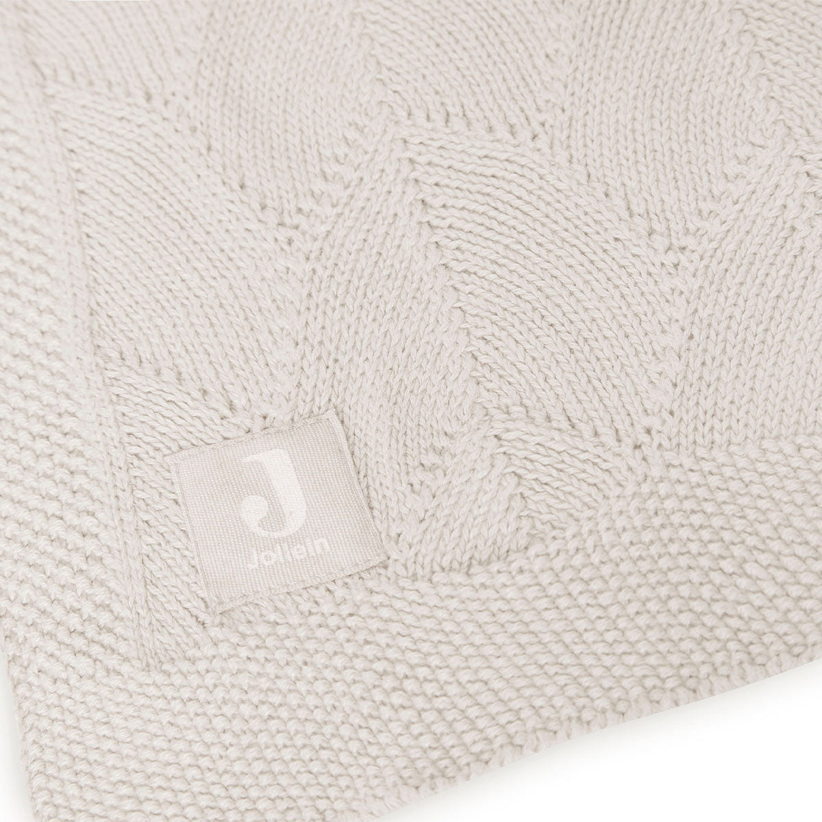 Houd je kindje warm met de hippe ledikantdeken (100x150 cm) shell knit nougat GOTS van Jollein. Voorzien van een gebreid motief en gemaakt van het allerzachtste katoen. Ook geschikt voor onderweg in de maxi cosi. VanZus