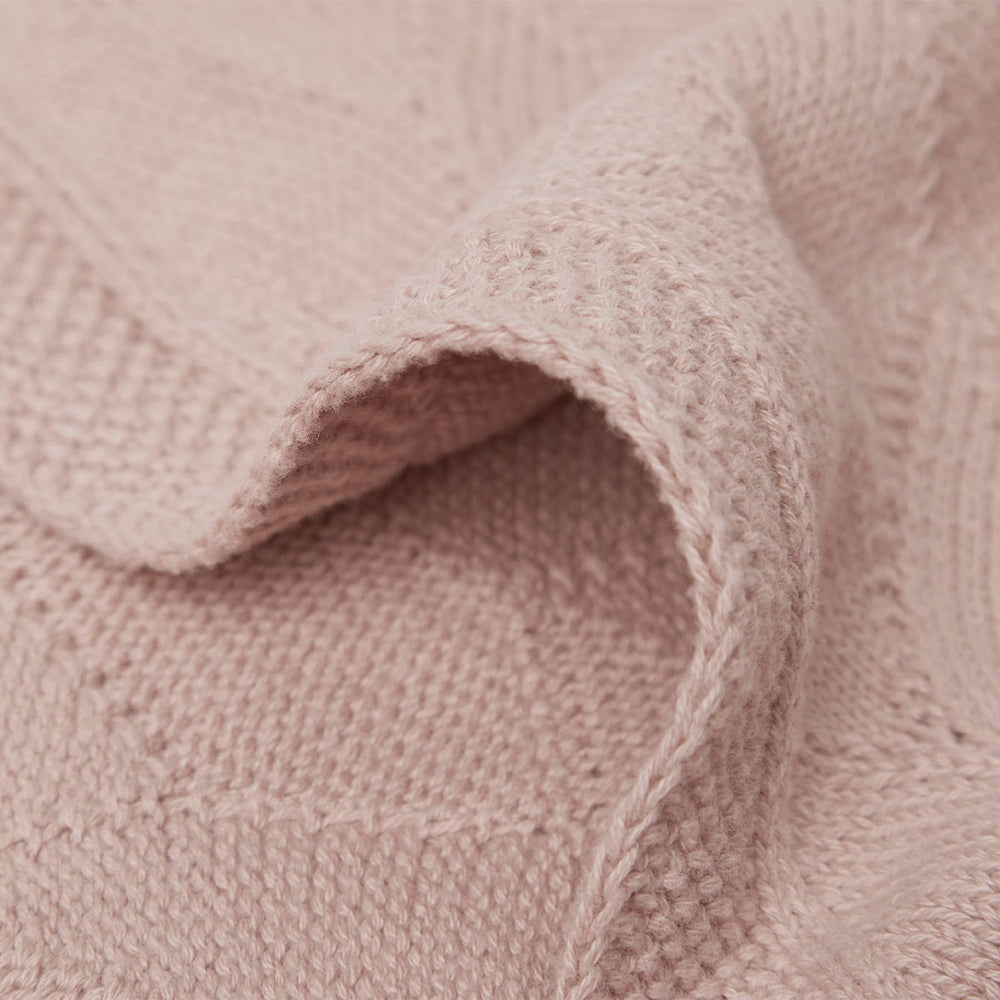Houd je mini warm met de hippe ledikantdeken (100x150 cm) shell knit wild rose GOTS van Jollein. Voorzien van een gebreid motief en gemaakt van het allerzachtste katoen. Ook geschikt voor onderweg in de maxi cosi. VanZus