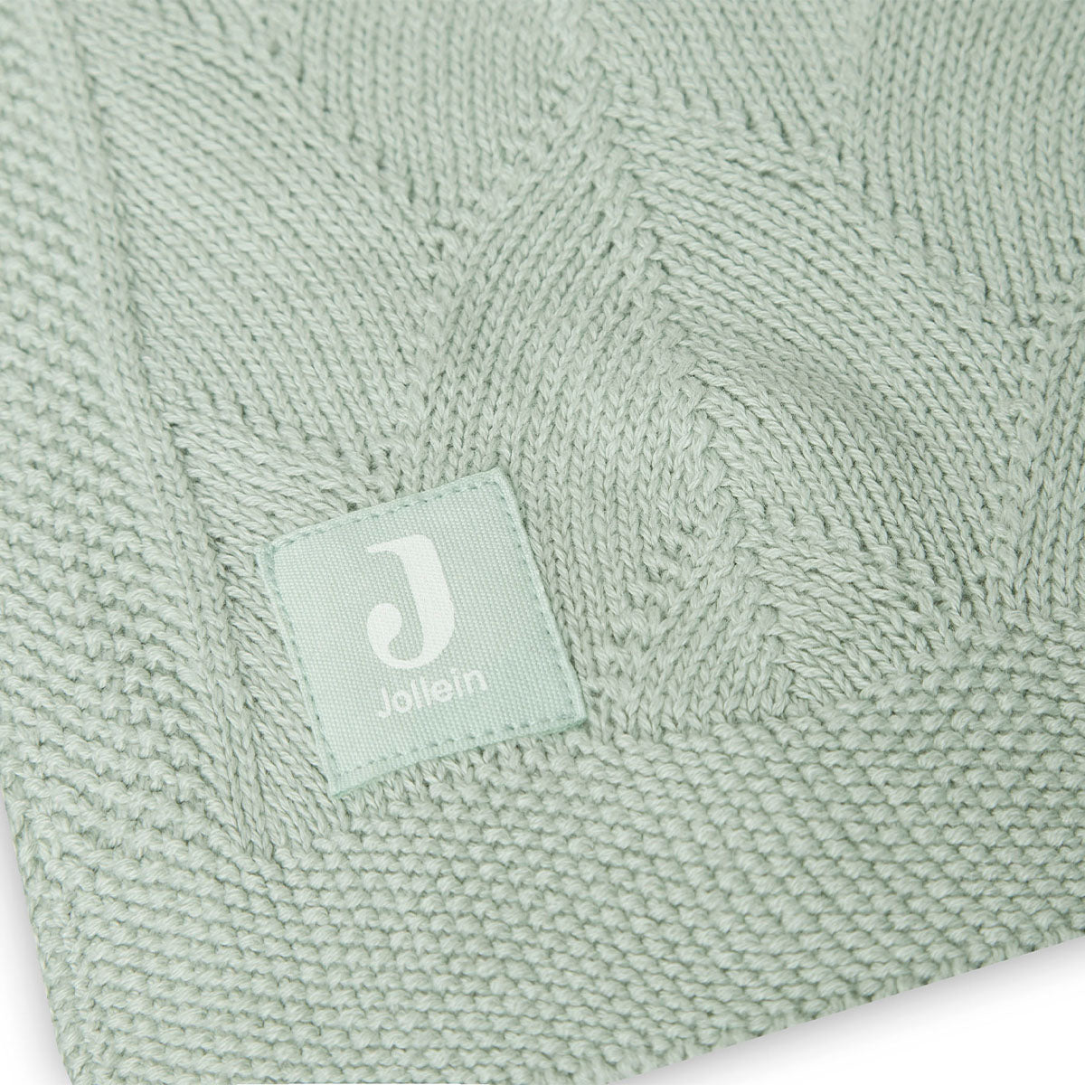 Houd je mini warm met de hippe ledikantdeken (100x150 cm) shell knit sea foam GOTS van Jollein. Voorzien van een gebreid motief en gemaakt van het allerzachtste katoen. Ook geschikt voor onderweg in de maxi cosi. VanZus