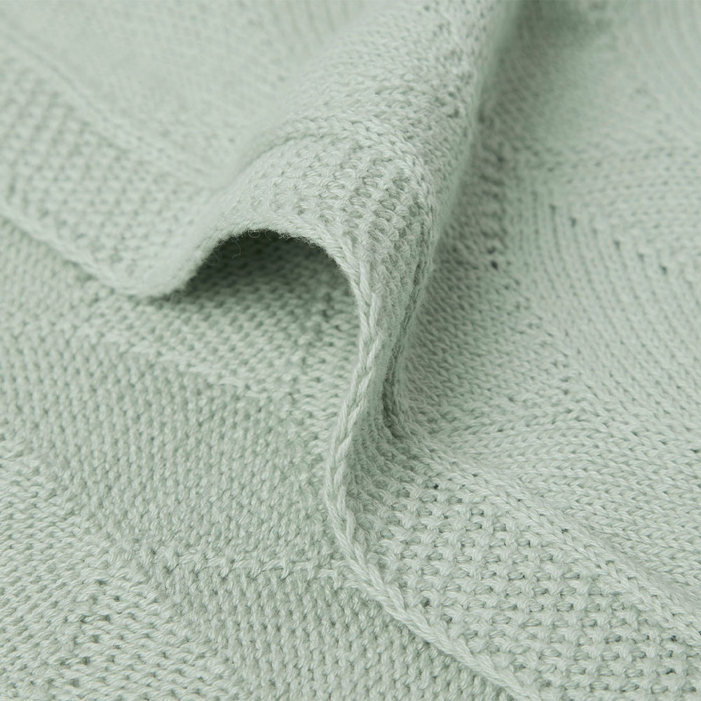 Houd je mini warm met de hippe ledikantdeken (100x150 cm) shell knit sea foam GOTS van Jollein. Voorzien van een gebreid motief en gemaakt van het allerzachtste katoen. Ook geschikt voor onderweg in de maxi cosi. VanZus