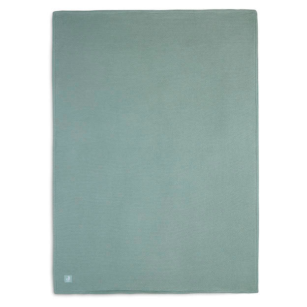 De gebreide ledikantdeken basic knit forest green (groen) fleece 100x150 cm van Jollein is een mooie en goed te combineren deken voor in het bedje! Het dekentje is door de voering van fleece knuffelzacht en warm voor je kleintje. Het dekentje is heerlijk in het ledikant, de kinderwagen, onderweg of als omslagdoek thuis.