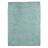 De gebreide ledikantdeken basic knit forest green (groen) fleece 100x150 cm van Jollein is een mooie en goed te combineren deken voor in het bedje! Het dekentje is door de voering van fleece knuffelzacht en warm voor je kleintje. Het dekentje is heerlijk in het ledikant, de kinderwagen, onderweg of als omslagdoek thuis.