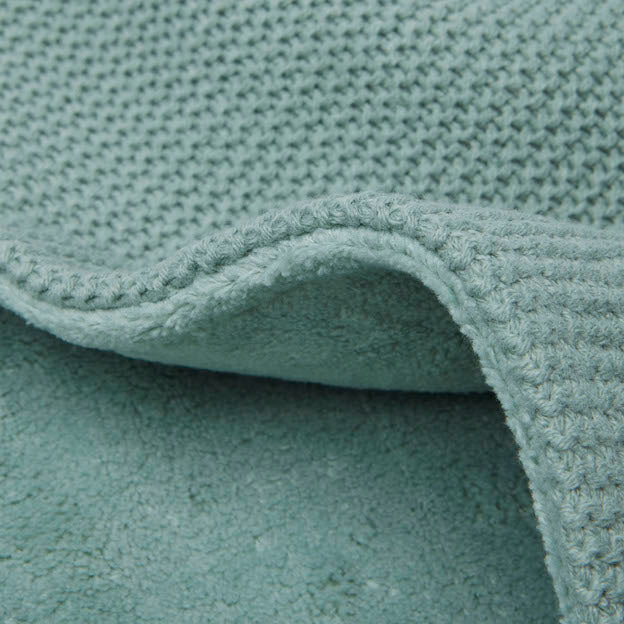De gebreide ledikantdeken basic knit forest green (groen) fleece 100x150 cm van Jollein is een mooie en goed te combineren deken voor in het bedje! Het dekentje is door de voering van fleece knuffelzacht en warm voor je kleintje. Het dekentje is heerlijk in het ledikant, de kinderwagen, onderweg of als omslagdoek thuis.