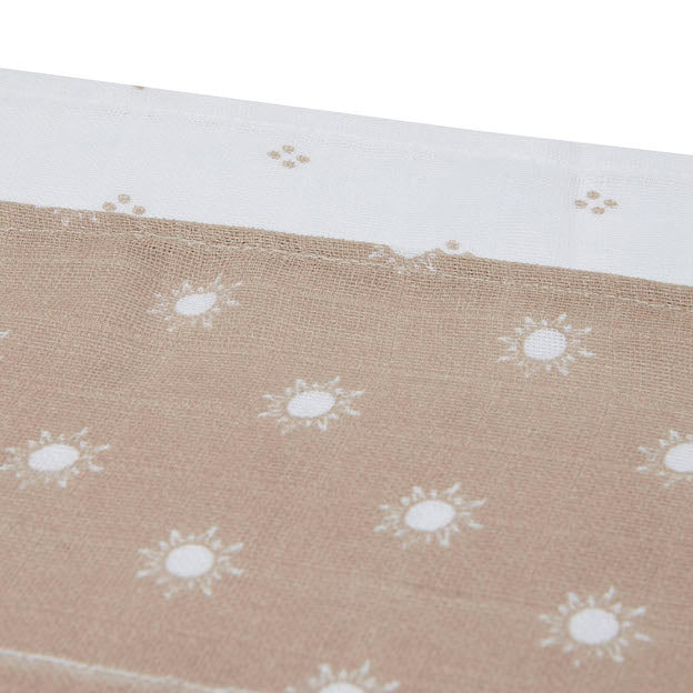 Deze hydrofiele doek small 70x70cm in de print pointelle & sun biscuit GOTS van Jollein (verpakt per 2 stuks) is een echte musthave voor elke mama. De doeken kun je gebruiken als handdoek, spuugdoek, onderlegger tijdens het verschonen. Een hydrofiele luier komt met een baby of dreumes altijd van pas. 