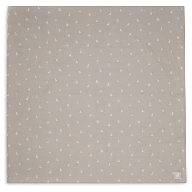 Deze hydrofiele doek large 115x115cm in de print rabbit nougat GOTS van Jollein is een echte musthave voor elke mama. De doeken kun je gebruiken voor meerdere doeleinde zoals handdoek en spuugdoek.