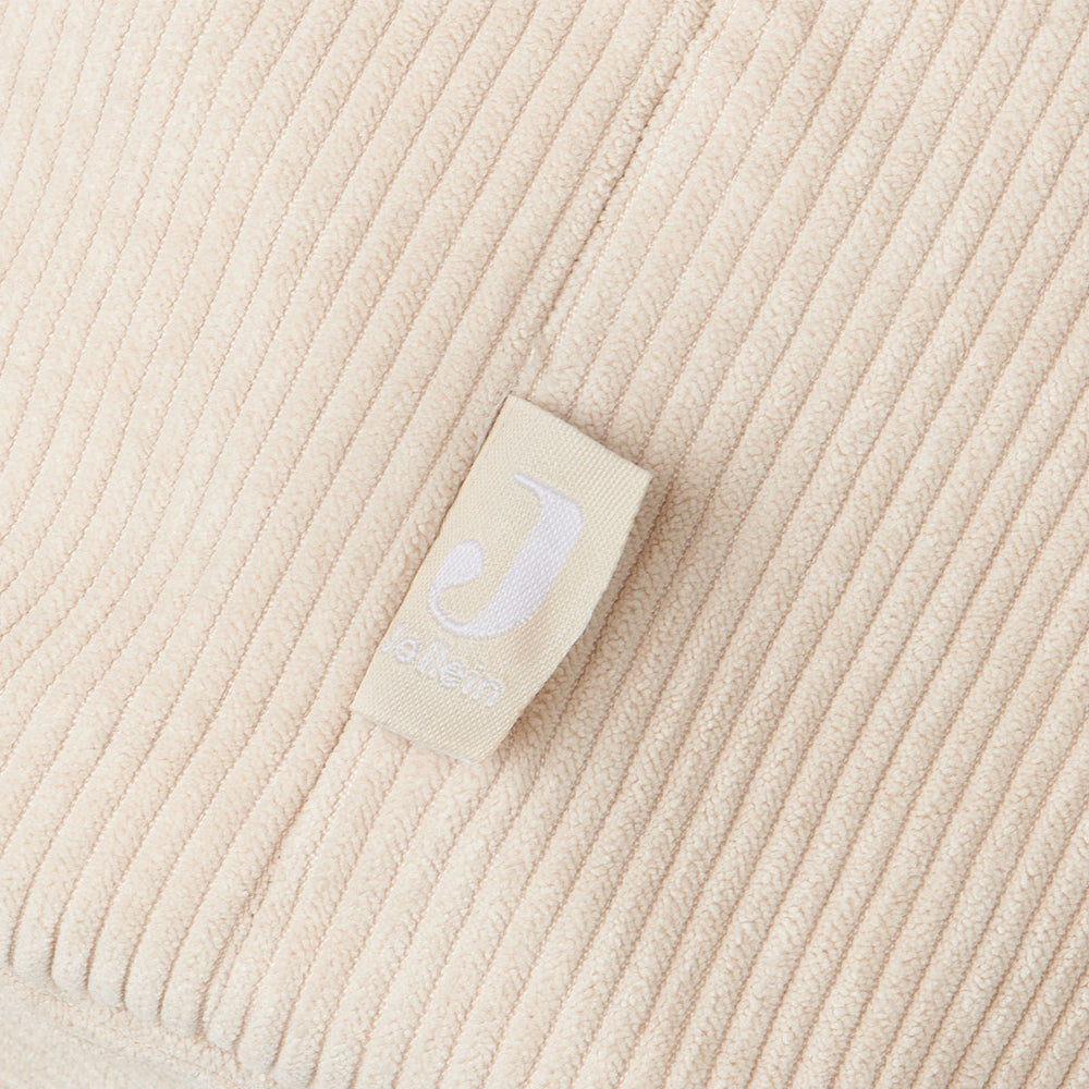 Dit is de Jollein mand corduroy nougat. Deze mand is gemaakt van een geribbelde stof in een trendy beige kleur. De mand is de ideale opberger voor allerhande verzorgingsartikelen bijvoorbeeld voor op de commode. VanZus