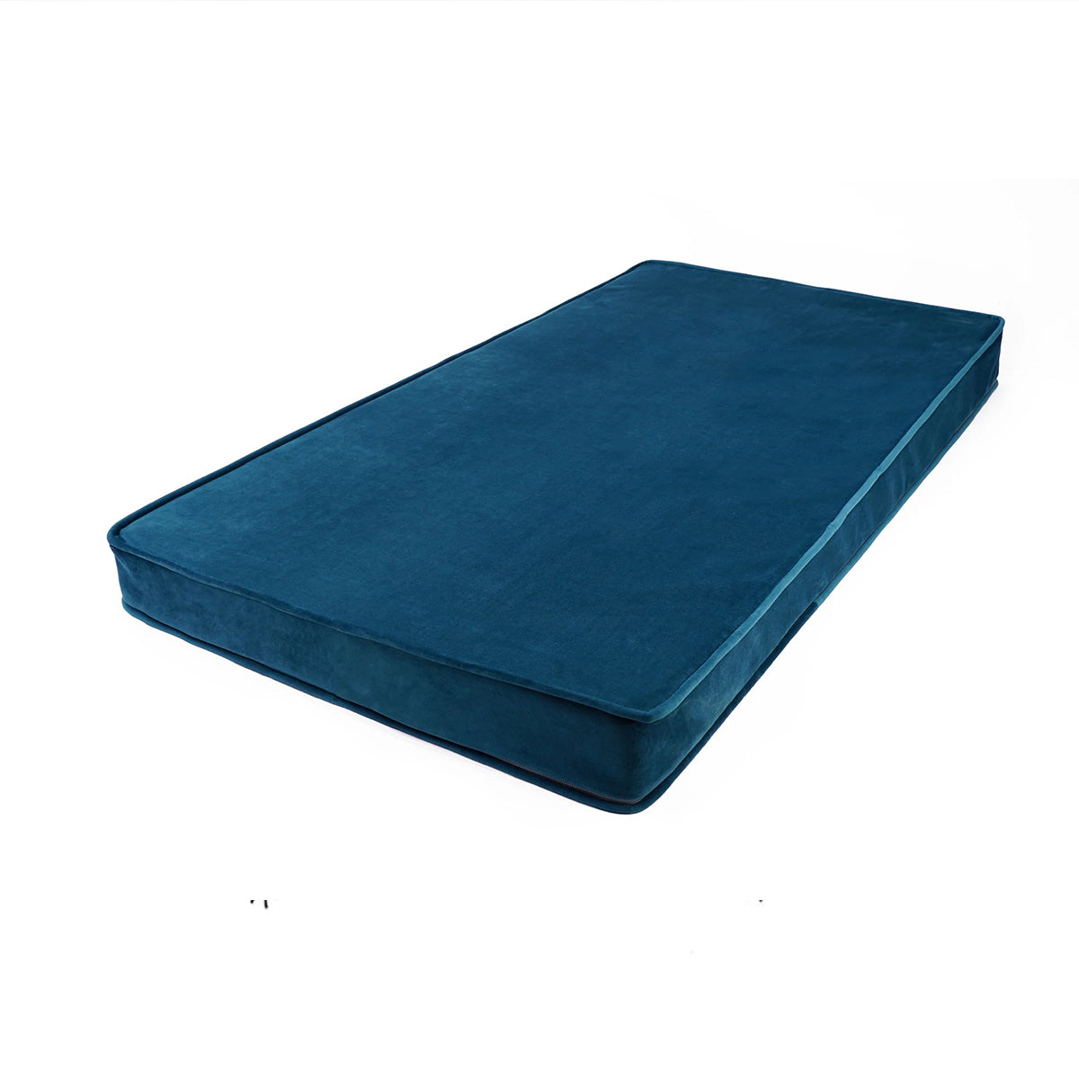 Dit sterke velvet matras in de kleur petrol van Betty’s Home is niet weg te denken uit de speel- of slaapkamer van je kleine! VanZus