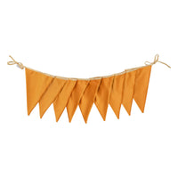 Deze originele velvet vlaggenlijn in de kleur geel van Betty's Home tovert elke kinderkamer om tot een feestelijke kamer! VanZus