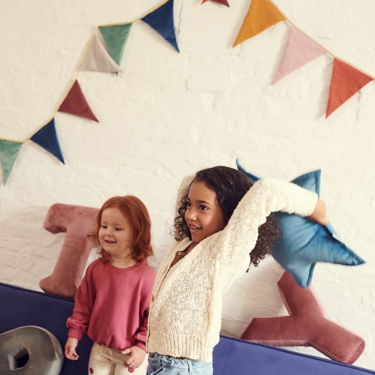 Deze originele velvet vlaggenlijn in de kleur geel van Betty's Home tovert elke kinderkamer om tot een feestelijke kamer! VanZus
