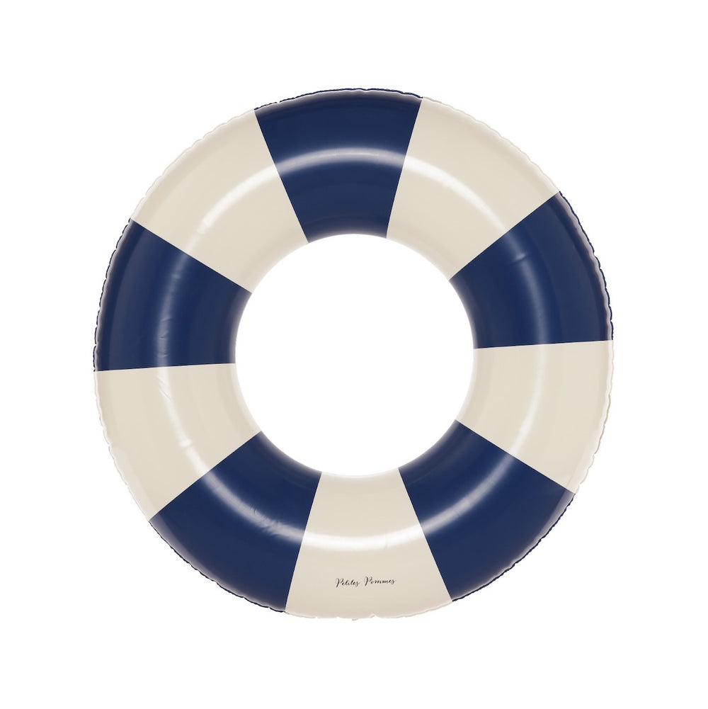 De Petites Pommes Anna zwemband in de kleur Cannes blue (blauw) is een opblaasbare zwemband met een diameter van 60cm. Deze zwemband heeft een leuk en kleurrijk ontwerp in een streep design. VanZus