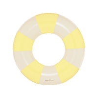 De Petites Pommes Anna zwemband in de kleur Pastel yellow (geel) is een opblaasbare zwemband met een diameter van 60cm. Deze zwemband heeft een leuk en kleurrijk ontwerp in een streep design. VanZus