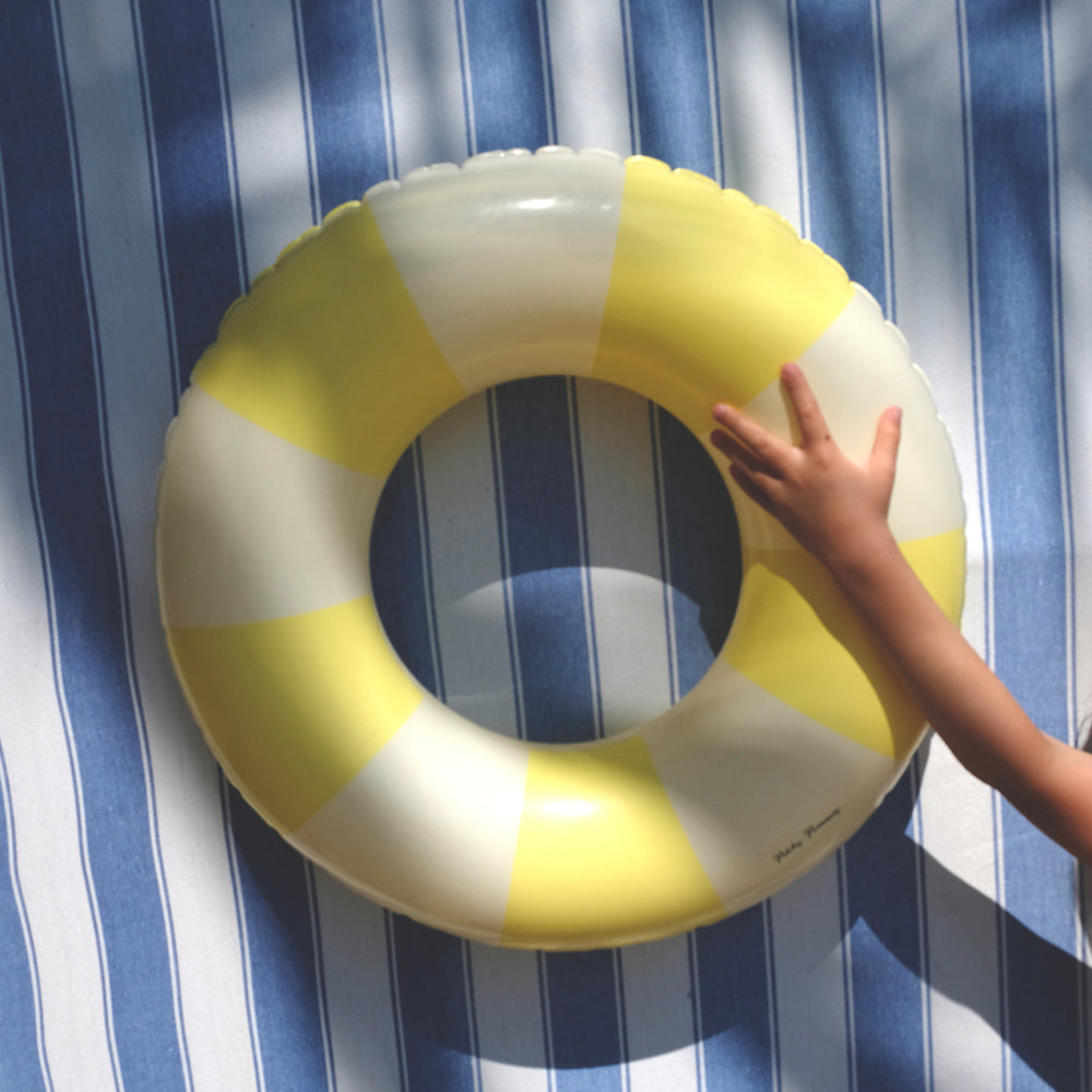 De Petites Pommes Anna zwemband in de kleur Pastel yellow (geel) is een opblaasbare zwemband met een diameter van 60cm. Deze zwemband heeft een leuk en kleurrijk ontwerp in een streep design. VanZus