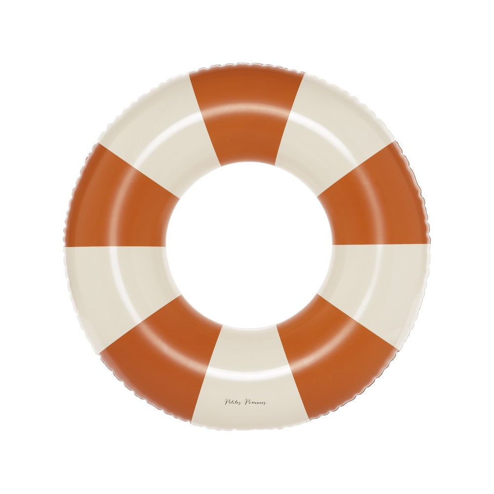 De Petites Pommes Anna zwemband in de kleur Tangerine (oranje) is een opblaasbare zwemband met een diameter van 60cm. Deze zwemband heeft een leuk en kleurrijk ontwerp in een streep design. VanZus