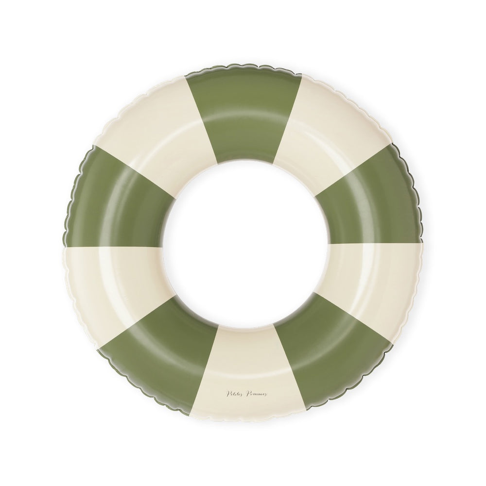 De Petites Pommes Anna zwemband in de kleur Terra verde (groen) is een opblaasbare zwemband met een diameter van 60cm. Deze zwemband heeft een leuk en kleurrijk ontwerp in een streep design. VanZus