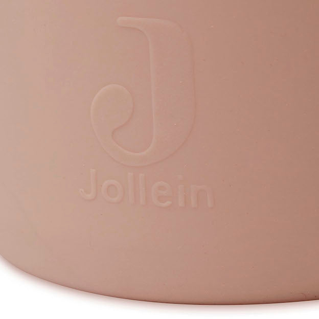 Na veel oefenen met de tuitbeker en rietjes beker is het tijd om te leren drinken uit de siliconen beker pale pink van Jollein. De beker is gemaakt van siliconen waardoor er zowel koude als warme drankjes in kunnen.