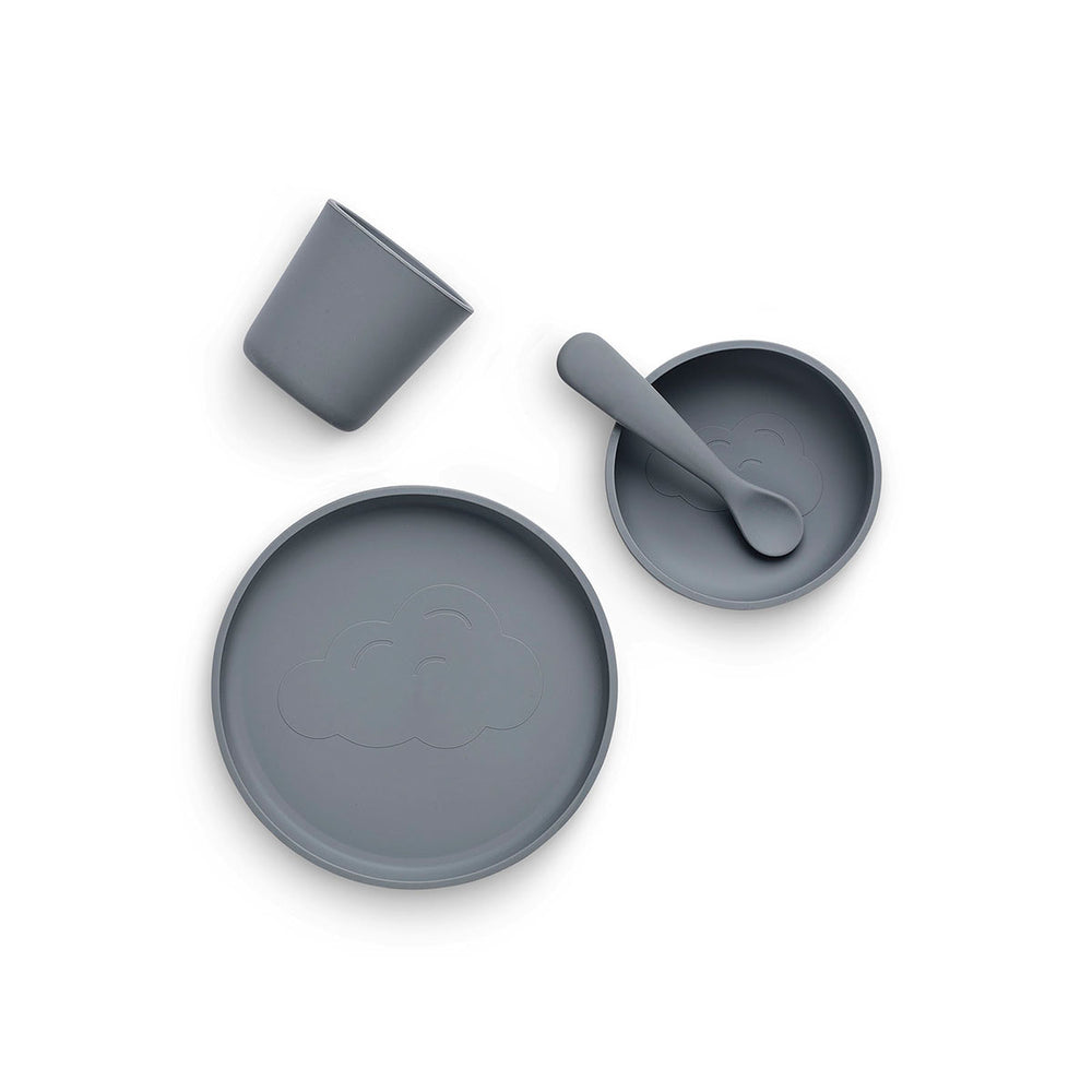 Wat handig! Met de Jollein siliconen kinderserviesset storm grey heb je alles in huis voor de maaltijden van jouw kindje. De set bestaat uit een bordje, een kommetje, een mok en een lepel van donkergrijs siliconen. VanZus.
