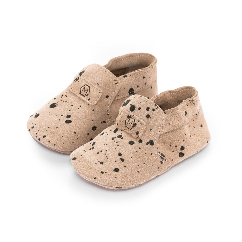 Op zoek naar stijlvolle eerste schoentjes? Dat zijn de Mavies first steps sand paint. Deze babyslofjes zijn van beige suède met zwarte spetters. De soepele zool zorgt voor goede afwikkeling van de voet. VanZus.