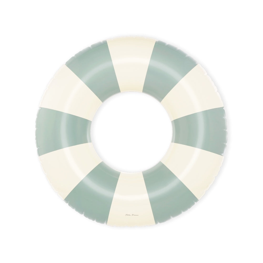 De Petites Pommes Sally zwemband in de kleur Calile (groen) is een opblaasbare zwemband met een diameter van 90cm. Deze zwemband heeft een leuk en kleurrijk ontwerp in een streep design. VanZus