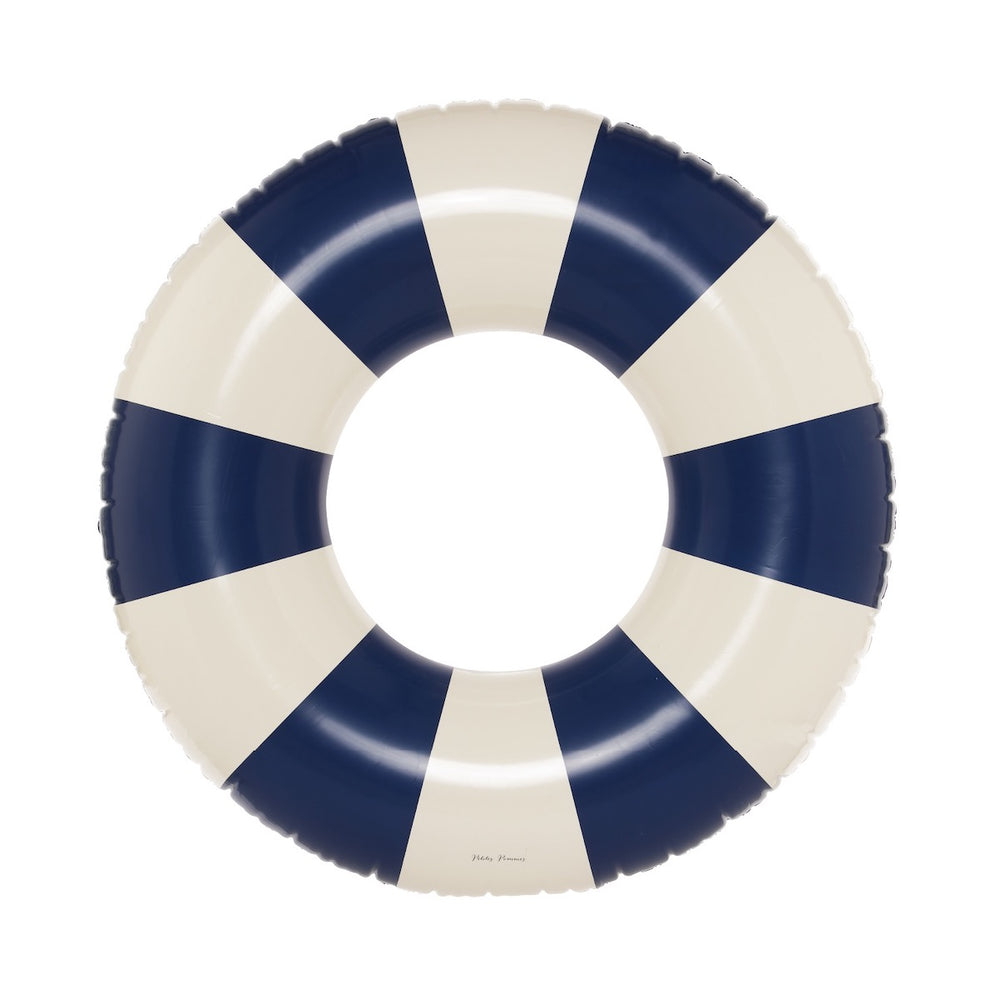 De Petites Pommes Sally zwemband in de kleur Cannes blue (blauw) is een opblaasbare zwemband met een diameter van 90cm. Deze zwemband heeft een leuk en kleurrijk ontwerp in een streep design. VanZus