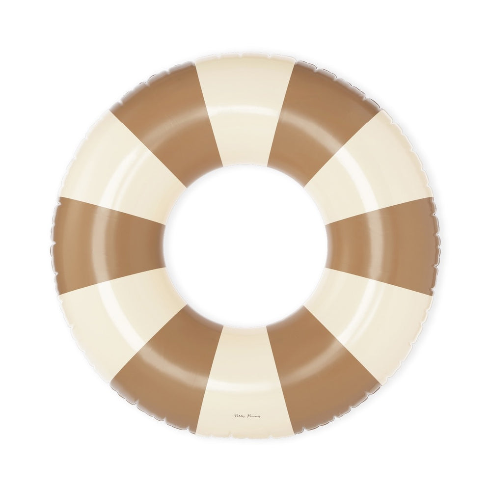 De Petites Pommes Sally zwemband in de kleur Dolce (bruin) is een opblaasbare zwemband met een diameter van 90cm. Deze zwemband heeft een leuk en kleurrijk ontwerp in een streep design. VanZus