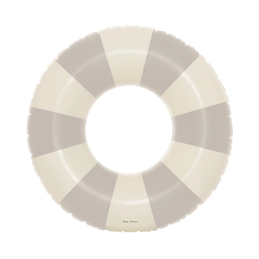 De Petites Pommes Sally zwemband in de kleur Emma (grijs) is een opblaasbare zwemband met een diameter van 90cm. Deze zwemband heeft een leuk en kleurrijk ontwerp in een streep design. VanZus
