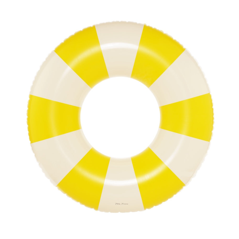 De Petites Pommes Sally zwemband in de kleur Limonata (geel) is een opblaasbare zwemband met een diameter van 90cm. Deze zwemband heeft een leuk en kleurrijk ontwerp in een streep design. VanZus