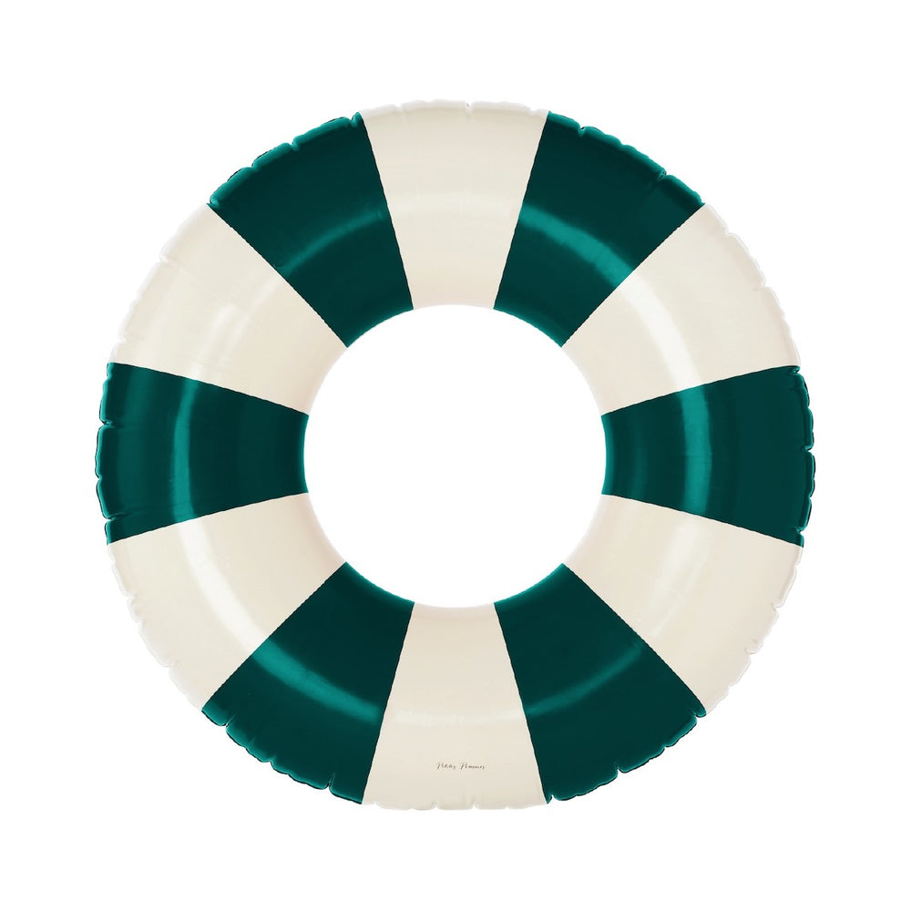 De Petites Pommes Sally zwemband in de kleur Oxford green (groen) is een opblaasbare zwemband met een diameter van 90cm. Deze zwemband heeft een leuk en kleurrijk ontwerp in een streep design. VanZus