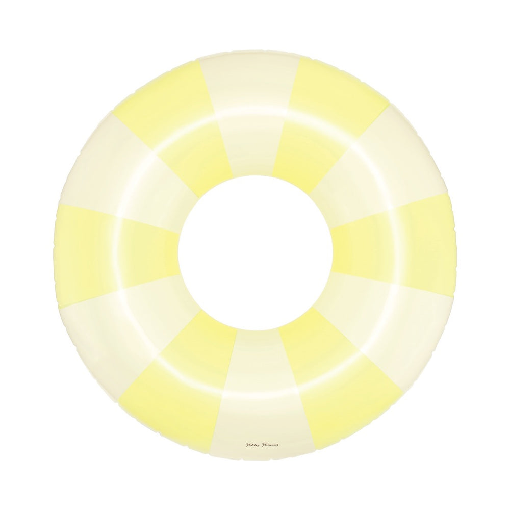 De Petites Pommes Sally zwemband in de kleur Pastel yellow (geel) is een opblaasbare zwemband met een diameter van 90cm. Deze zwemband heeft een leuk en kleurrijk ontwerp in een streep design. VanZus