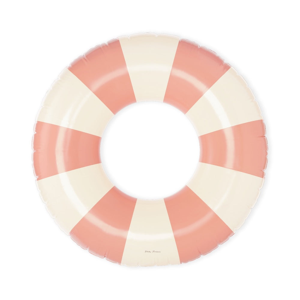 De Petites Pommes Sally zwemband in de kleur Peach daisy (roze) is een opblaasbare zwemband met een diameter van 90cm. Deze zwemband heeft een leuk en kleurrijk ontwerp in een streep design. VanZus