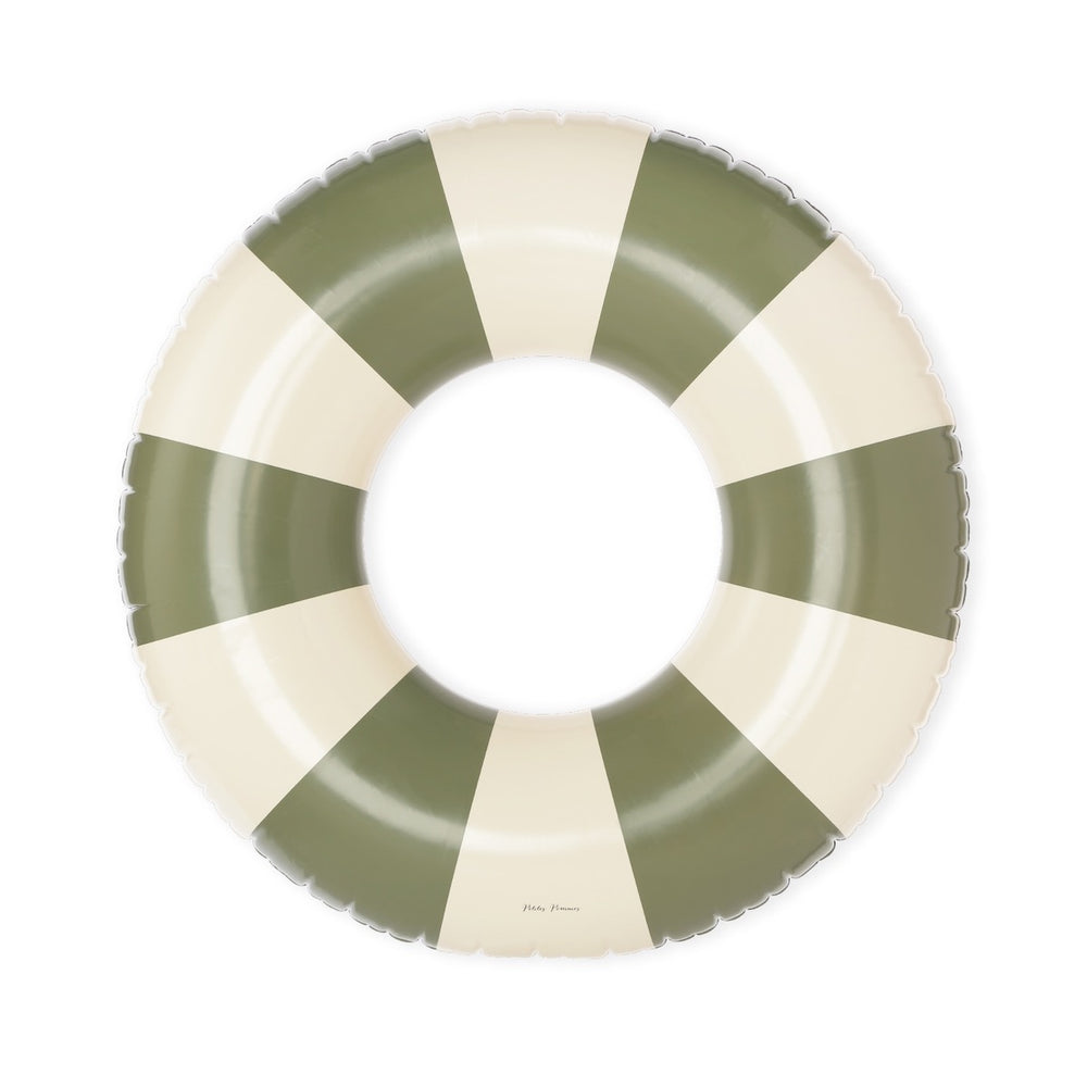 De Petites Pommes Sally zwemband in de kleur Terra verde (groen) is een opblaasbare zwemband met een diameter van 90cm. Deze zwemband heeft een leuk en kleurrijk ontwerp in een streep design. VanZus