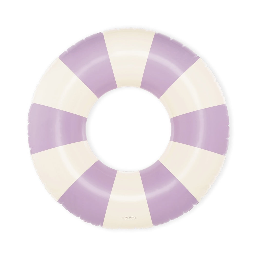 De Petites Pommes Sally zwemband in de kleur Violet (paars) is een opblaasbare zwemband met een diameter van 90cm. Deze zwemband heeft een leuk en kleurrijk ontwerp in een streep design. VanZus