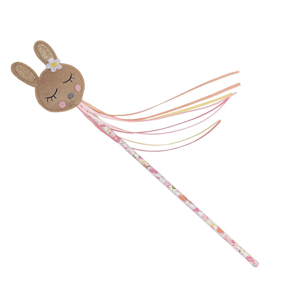 Tover jouw mini om tot een prinses of fee met de betty bunny bloom toverstaf van Rockahula. Versierd met een schattig konijnenhoofdje, vrolijke bloemenprint en sierlijke linten. Een echte blikvanger! VanZus