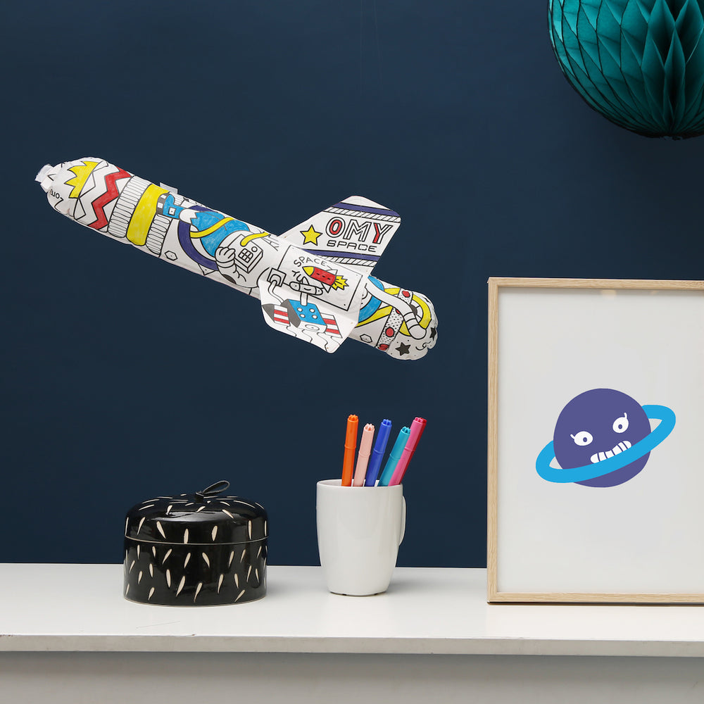 De OMY air toy opblaasbare kleurplaat rocket zorgt voor urenlang speelplezier voor je kindje. Deze leuke kleurplaat kun je inkleuren, opblazen en er vervolgens lekker mee spelen of gebruiken als decoratie. VanZus