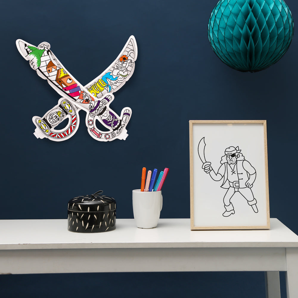 De OMY air toy opblaasbare kleurplaat pirates zorgt voor urenlang speelplezier voor je kindje. Deze leuke kleurplaat kun je inkleuren, opblazen en er vervolgens lekker mee spelen of gebruiken als decoratie. VanZus