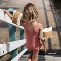 De Petites Pommes Alex zwemband armbandjes in de kleur Dolce zijn speciaal ontworpen voor kinderen die graag willen genieten van het water. VanZus